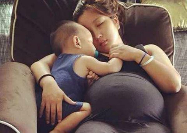 婴儿哭闹非要抱着走动怎么缓解,婴儿为什么一放下就哼唧