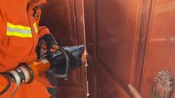 小孩手被门夹了怎么快速处理,小孩手被门夹了手微肿能自由活动