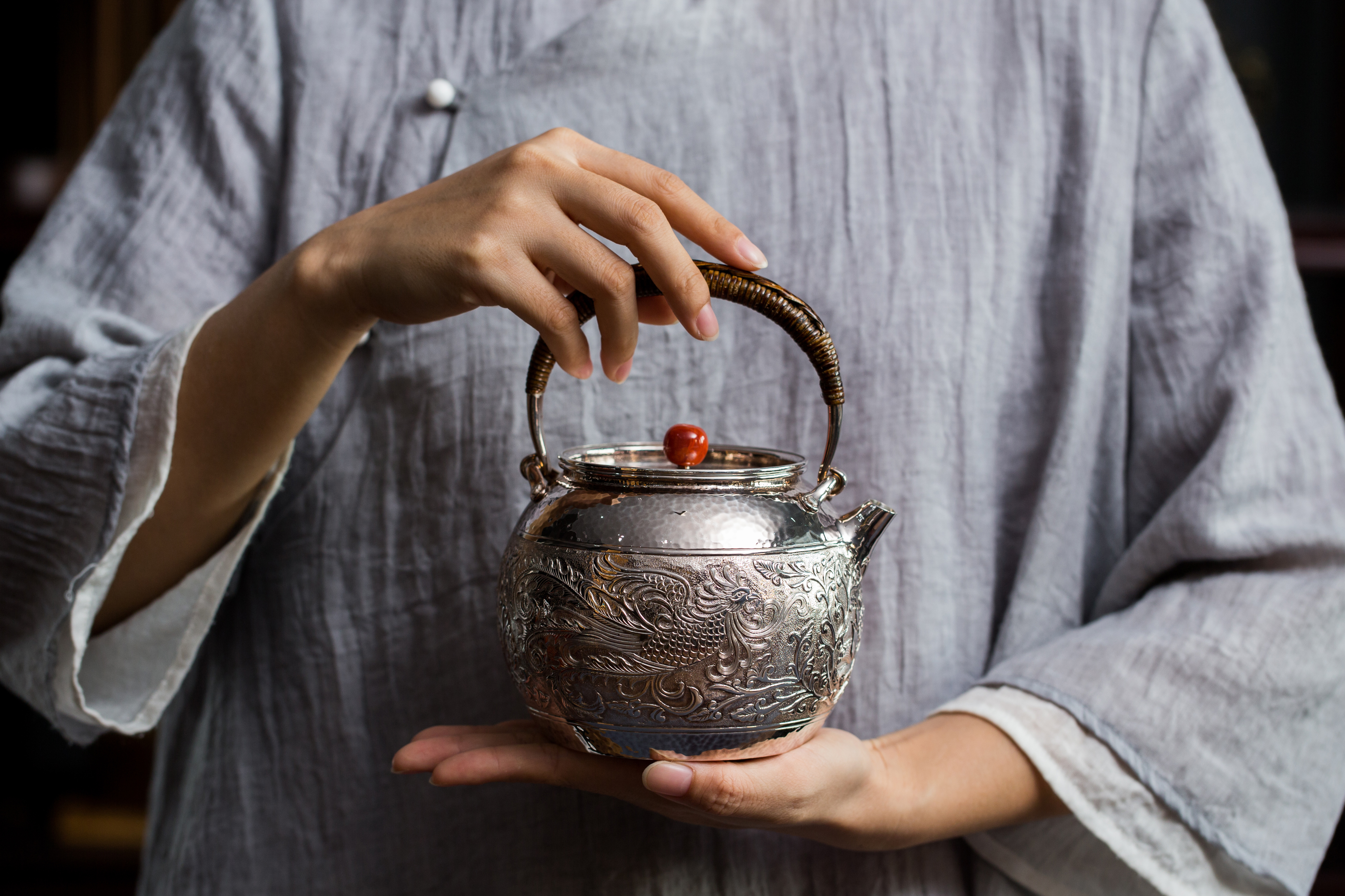 银壶出现黑点,银壶有黑点冒出来怎么回事