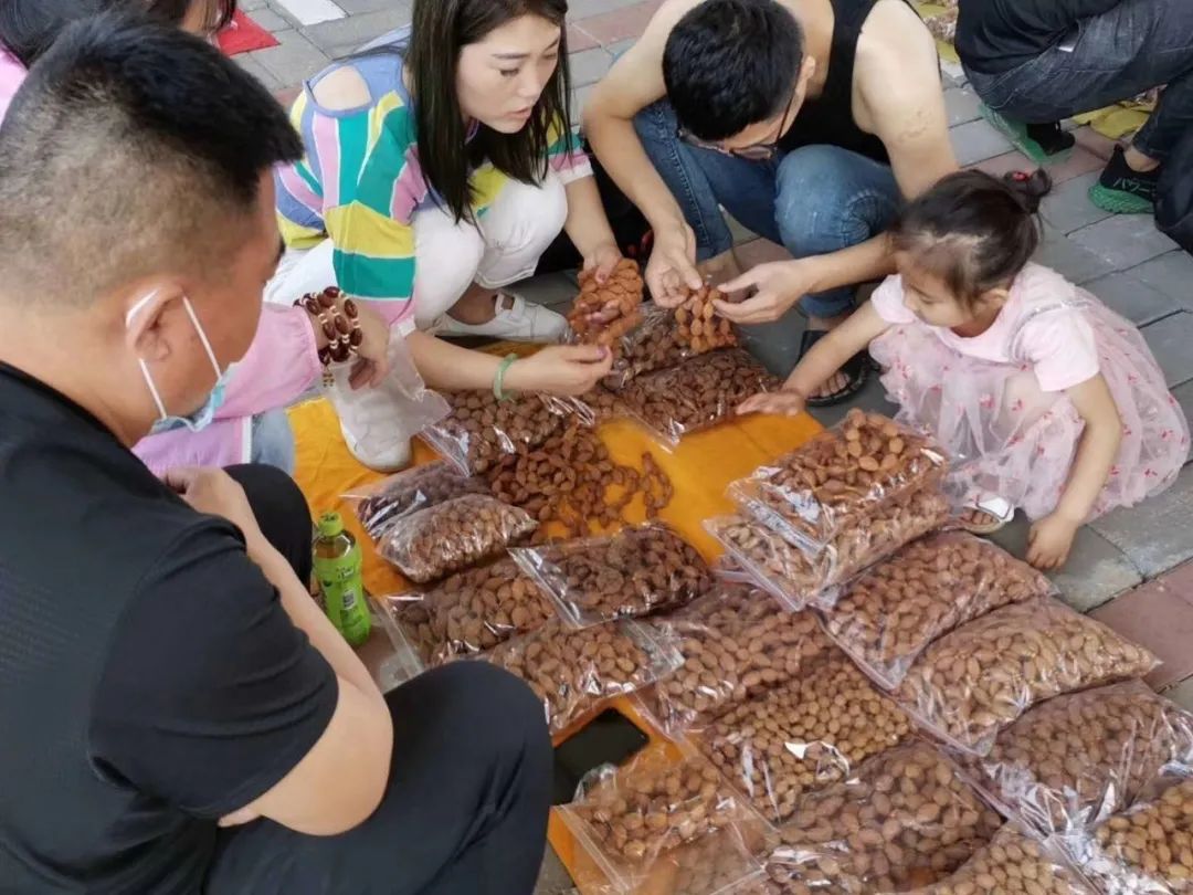 永清核雕摆地摊,卖核雕赚百万元