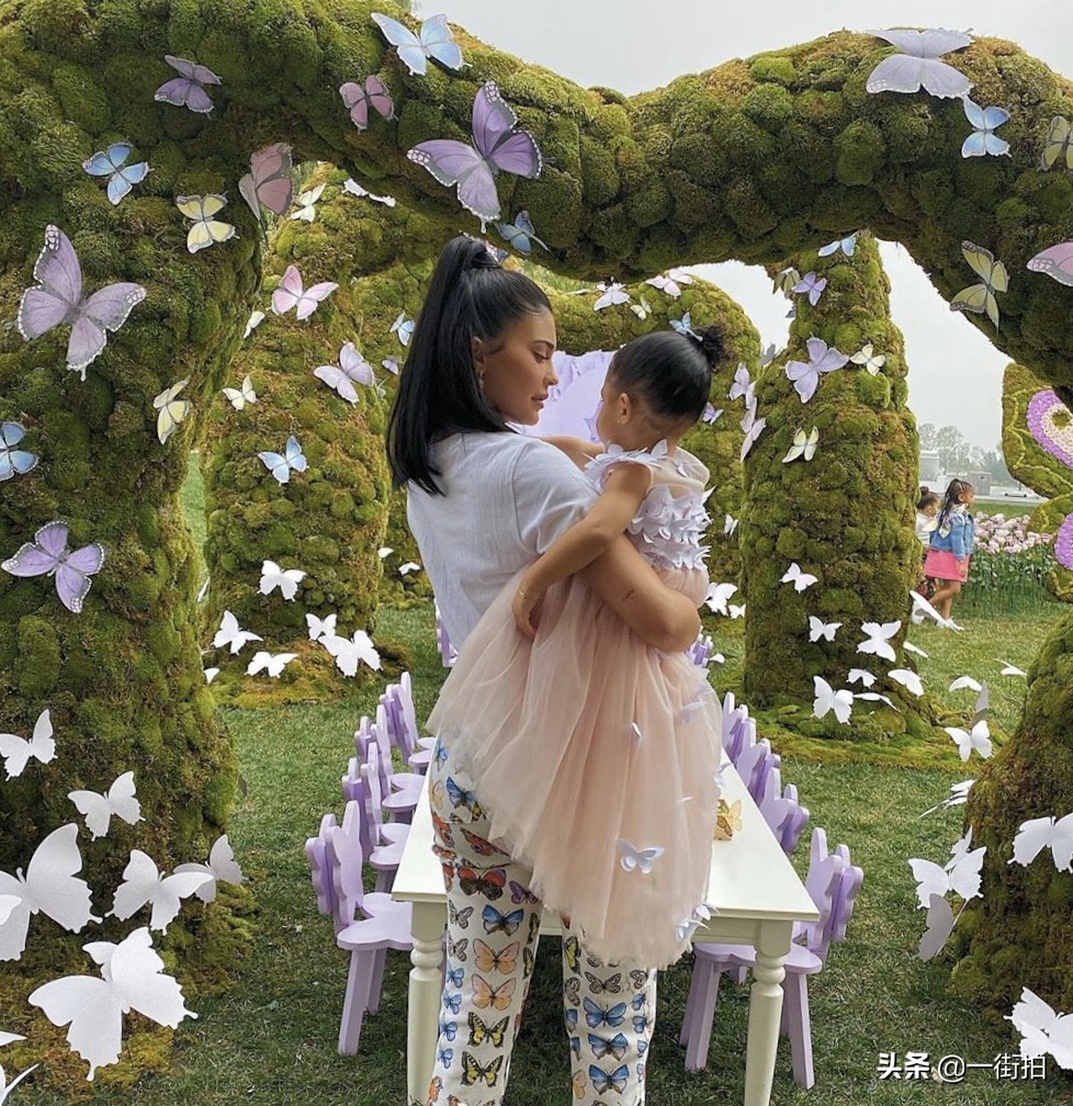 凯莉詹娜带女儿外出度假，丰乳肥臀太性感，网友：凯莉是不是胖了