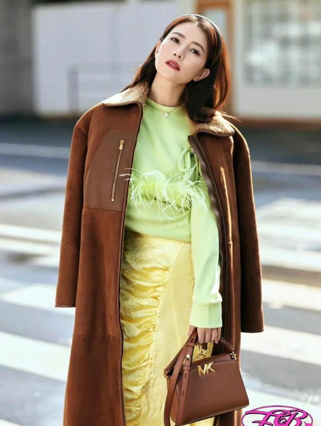 高圆圆穿衣服搭配图片2019秋冬,高圆圆一款随意的牛仔服穿搭