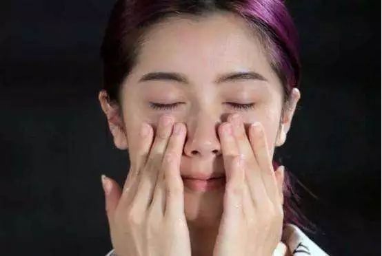 bb霜怎么涂抹脸上好看,怎么涂bb霜不干服帖