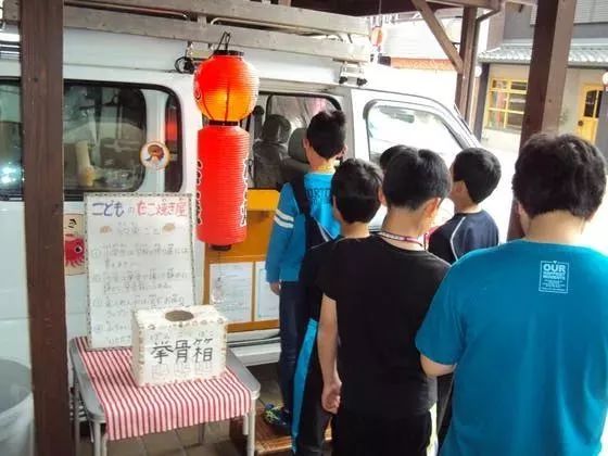 他的“三无”章鱼烧只卖给学生，却受到无数家长欢迎|日本·草津