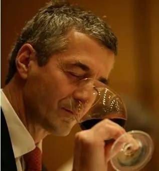 如何品鉴葡萄酒300字,怎么品鉴葡萄酒