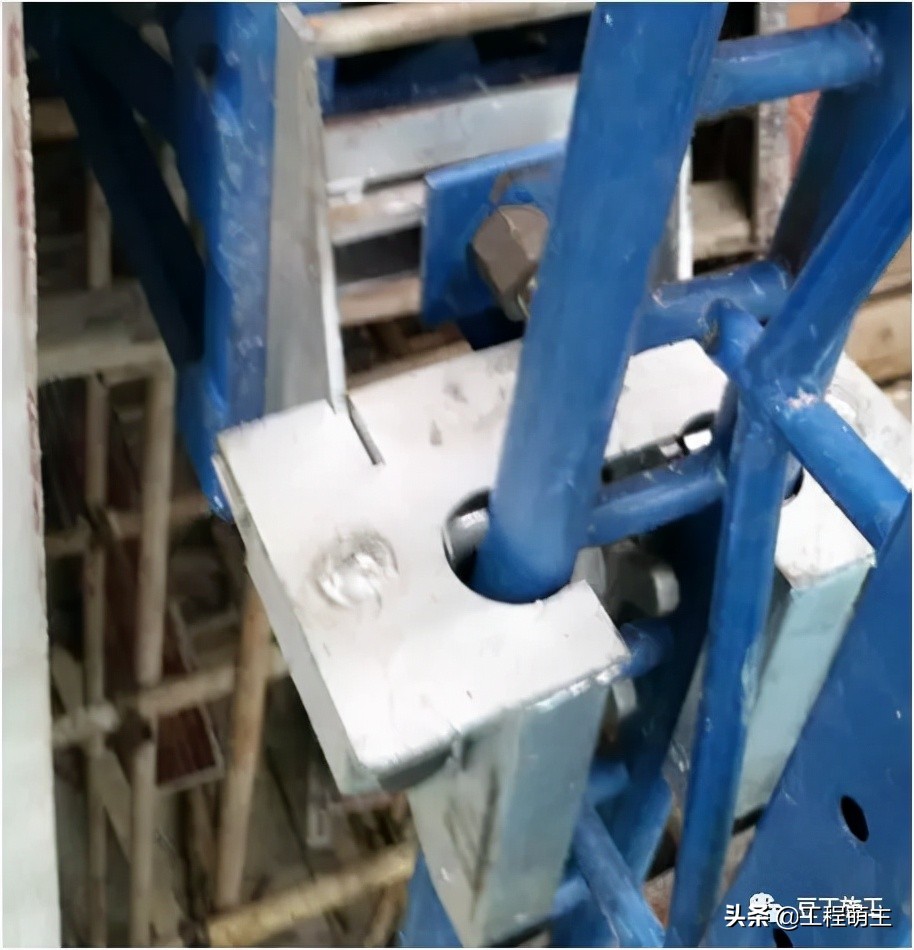 拆除爬架后外墙怎么施工,爬架拆除一般在封顶后多久