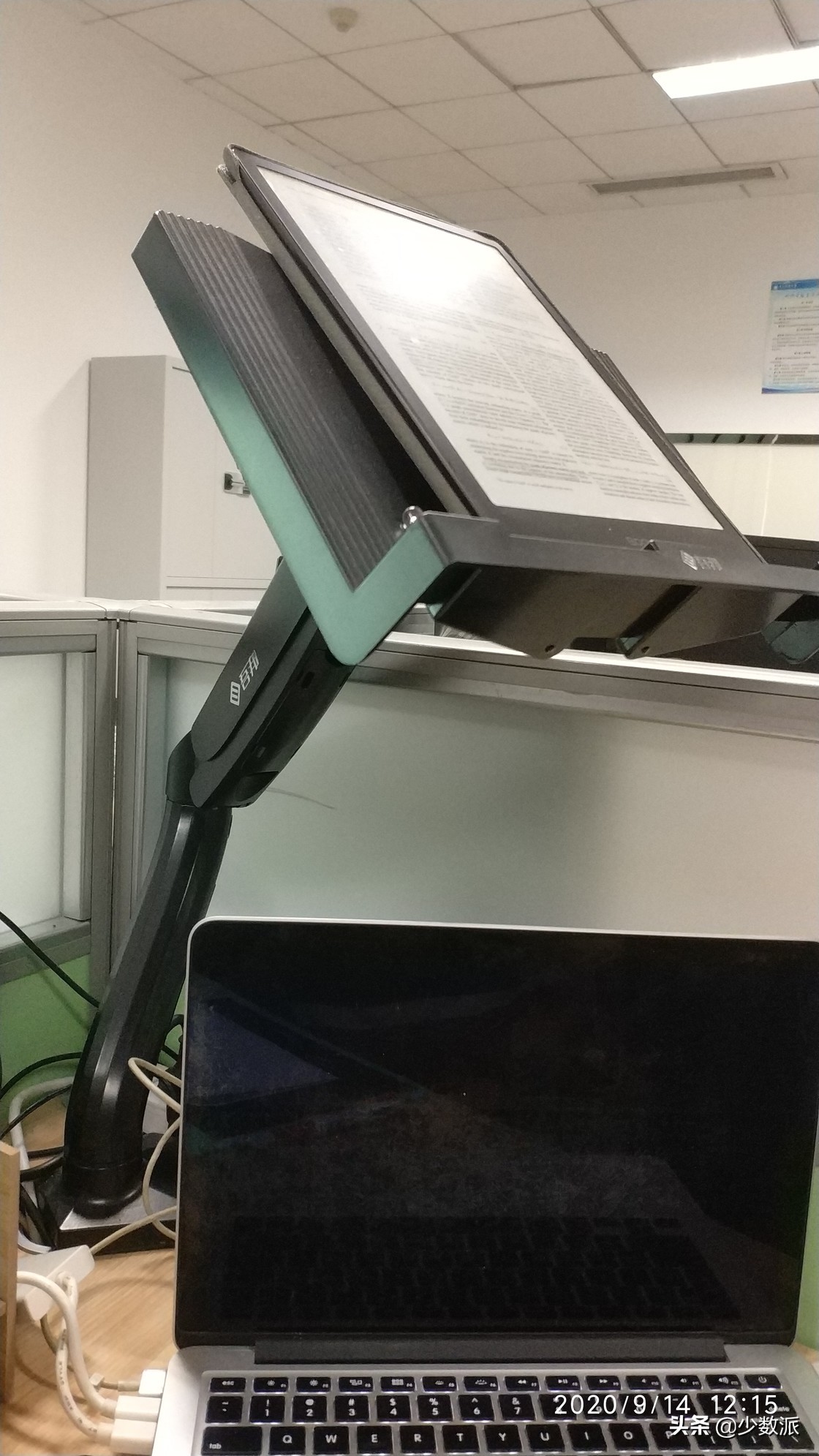 没有华丽舞台也没有炫彩的灯光,没有灯光的高性能电脑配置