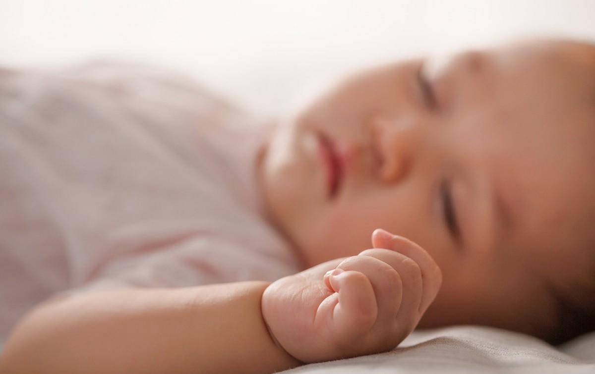 为什么宝宝睡着后身体会抖动,宝宝入睡前偶尔会发生全身抖动