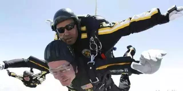 美国老布什总统逝世葬礼,美国前总统老布什跳伞