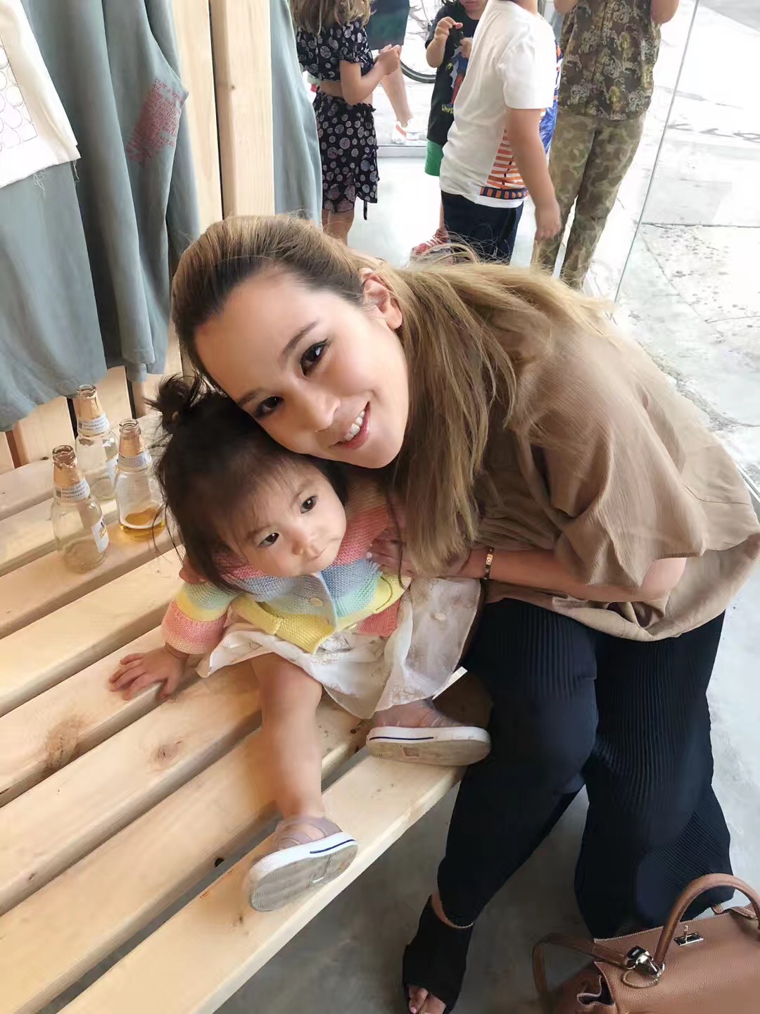 陈冠希一家穿亲子装合影,陈冠希光棍节晒全家照