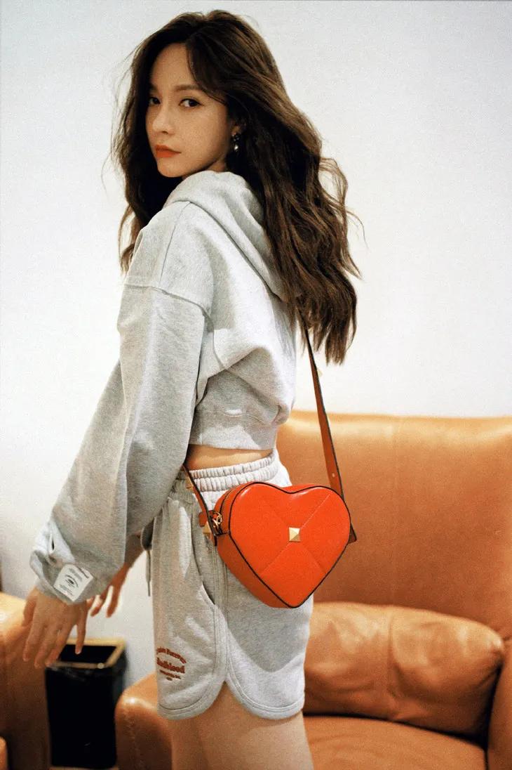 三里屯偶遇大幂幂,杨幂和闺蜜在三里屯逛街遭搭讪