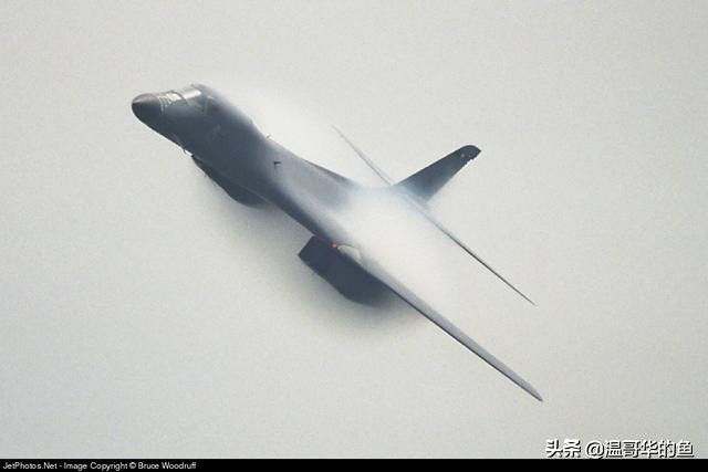 美国b-1b枪骑兵超音速战略轰炸机,b-1b战略轰炸机伊拉克战争