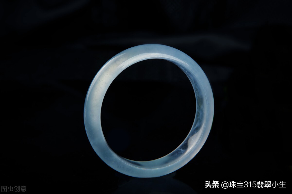 翡翠打紫光灯有荧光是不是真翡翠,翡翠用紫光灯照真假视频