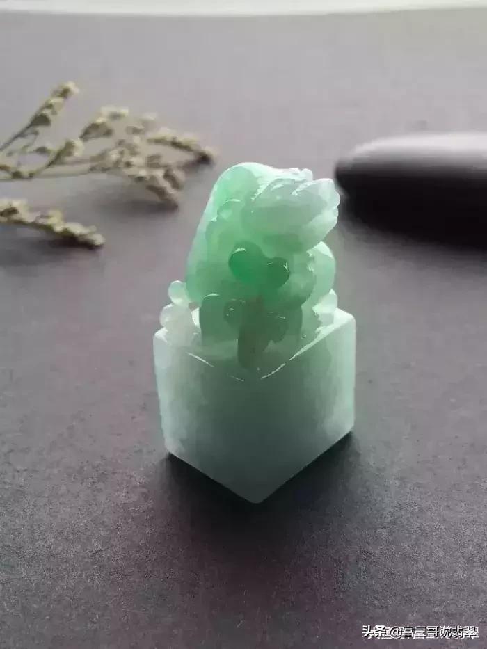 翡翠貔貅的正确佩戴方法,翡翠貔貅的正确佩戴方式