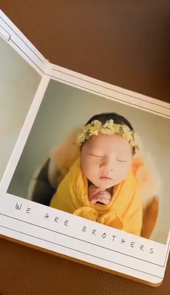 李亚男晒二胎女儿满月照,吸吮手指软萌可爱!附1-2月宝宝早教