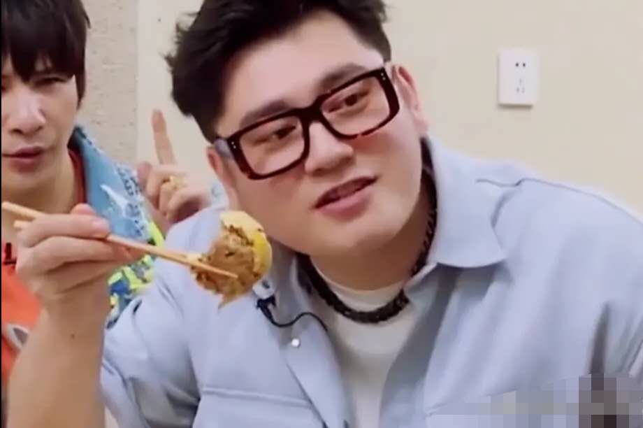钱枫变身美食吃播,大口吃肉,难怪昔日帅少年,已胖到二百多斤