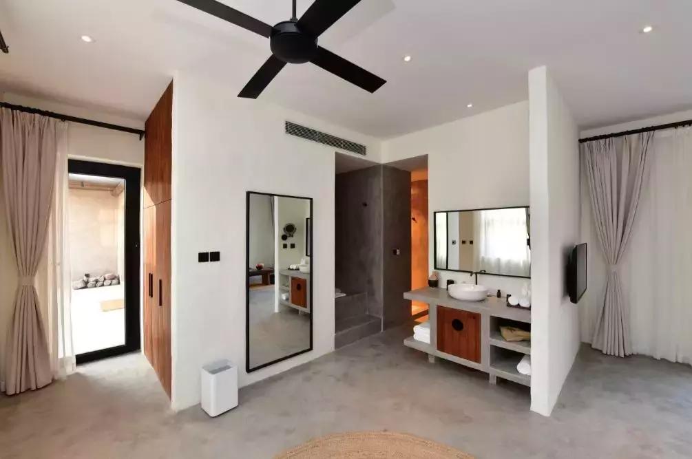 把泳池搬进沙漠，圈黄河做庭院，一个男人的西部世界，可以有多野