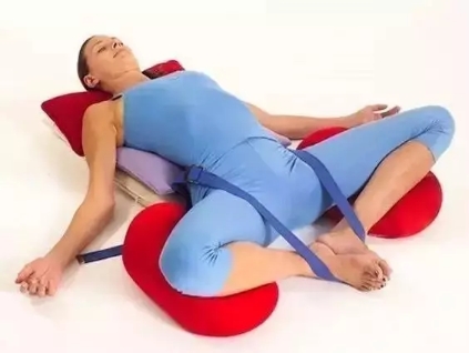 躺在床上适合练的瑜伽动作,在床上练的8个瑜伽动作