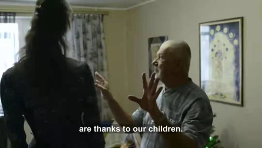 女孩得“肢体细长症”脖子18厘米长，从自卑抑郁变成自信仙女