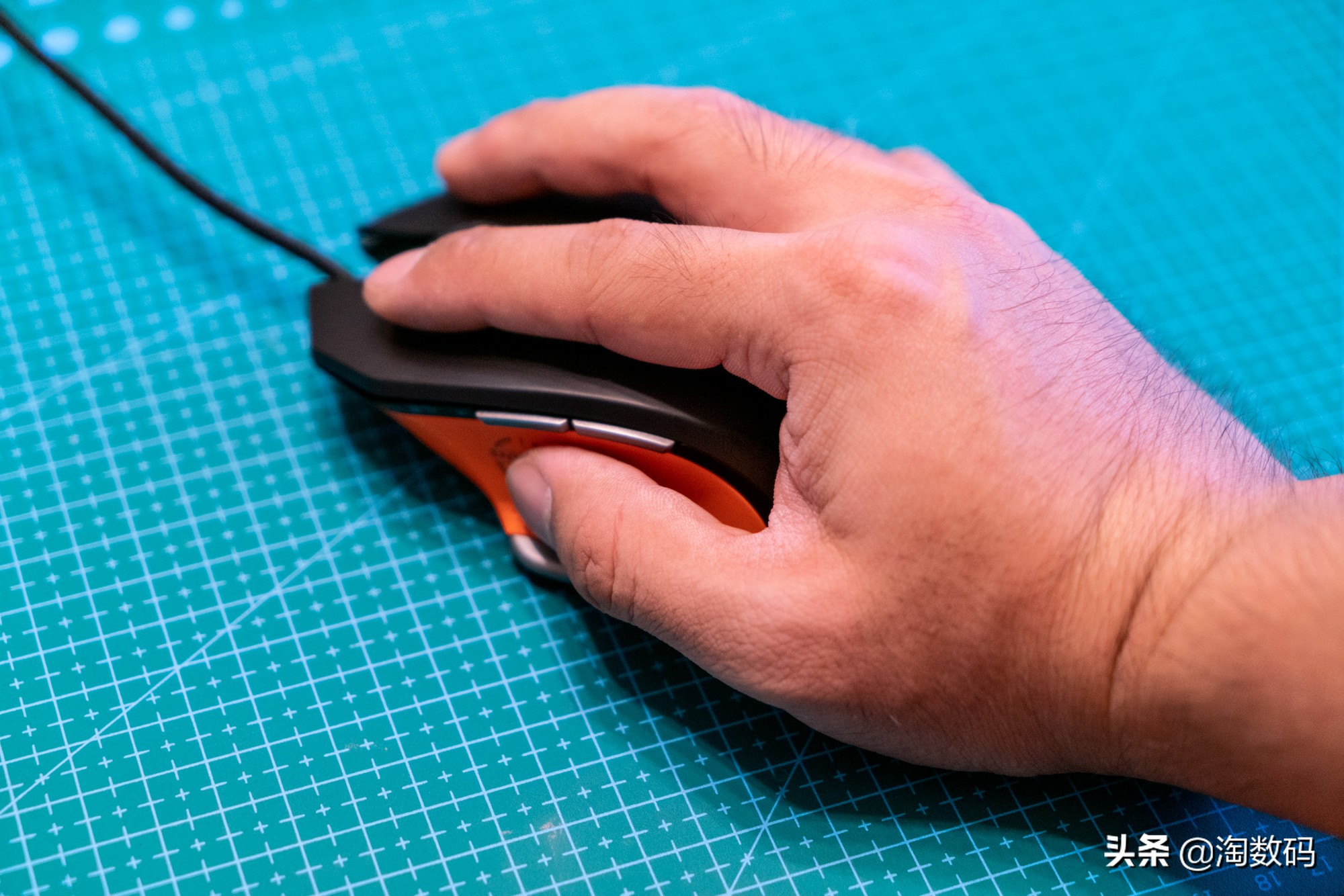 仅¥69元:PUBG固件级优化+1680万色RGB灯效+9键多模+赛车设计感