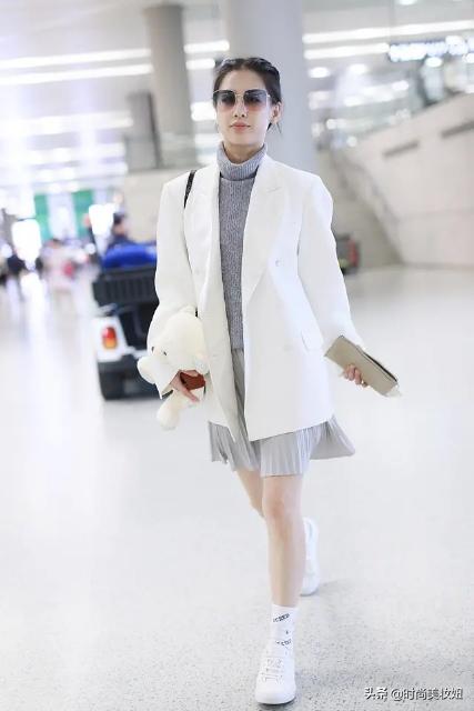 黄圣依穿紧身亮片裙不显胖,黄圣依露肩裙图片