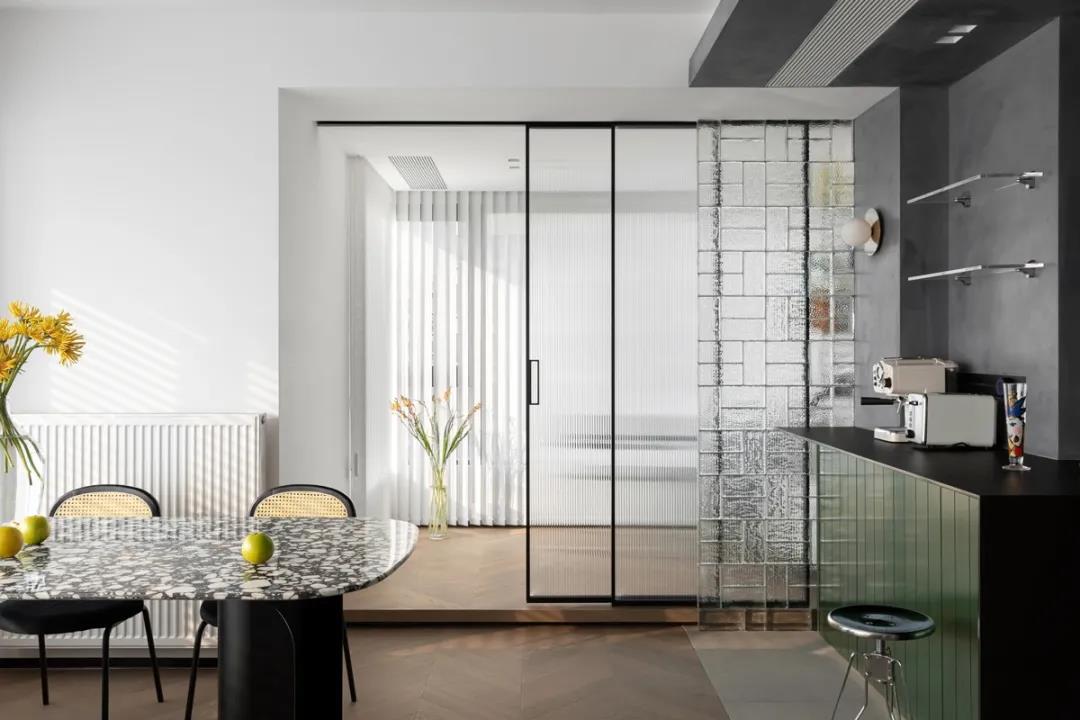 89㎡舒适两居，装修巧用「百叶窗+玻璃砖」，高级又通透