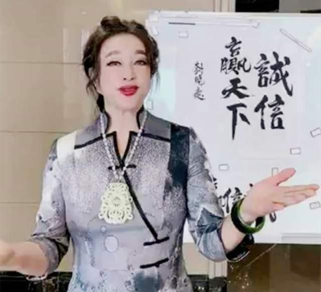 刘晓庆究竟有多少钱,六十五岁刘晓庆回老家买墓地