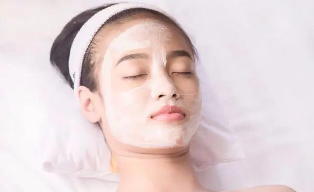 出油毛孔粗大闭口黑头怎么治,脸上有黑头毛孔粗湿敷