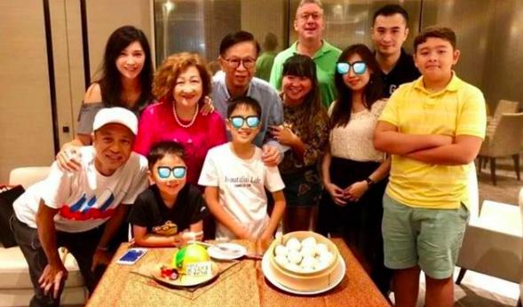 揭秘香港歌手李克勤的家，摆放着架子鼓吉他乐器，文末有全家福