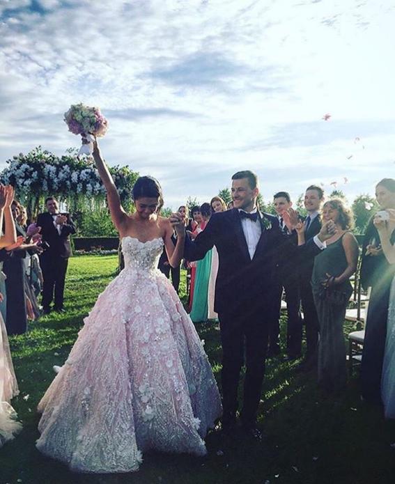 参加婚礼气质大气穿搭,参加婚礼这样穿漂亮大方又气质