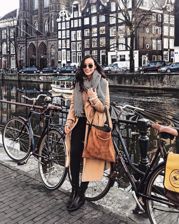 大衣围巾女冬季高级感系法,喜欢穿大衣的女孩子是什么风格