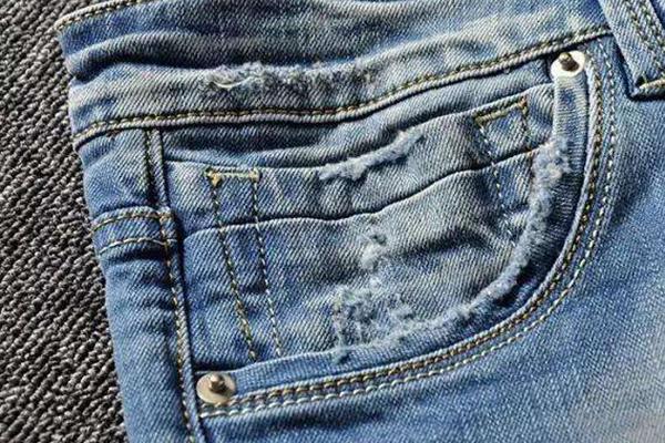 牛仔裤每次洗都严重掉色怎么处理,牛仔裤洗完发黑怎么回事