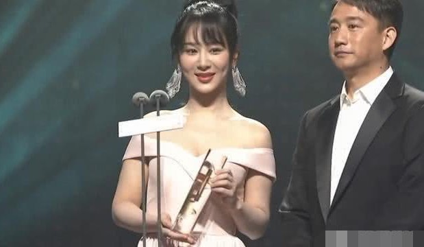 主持人调侃杨紫说重庆话,主持人调侃杨紫李现