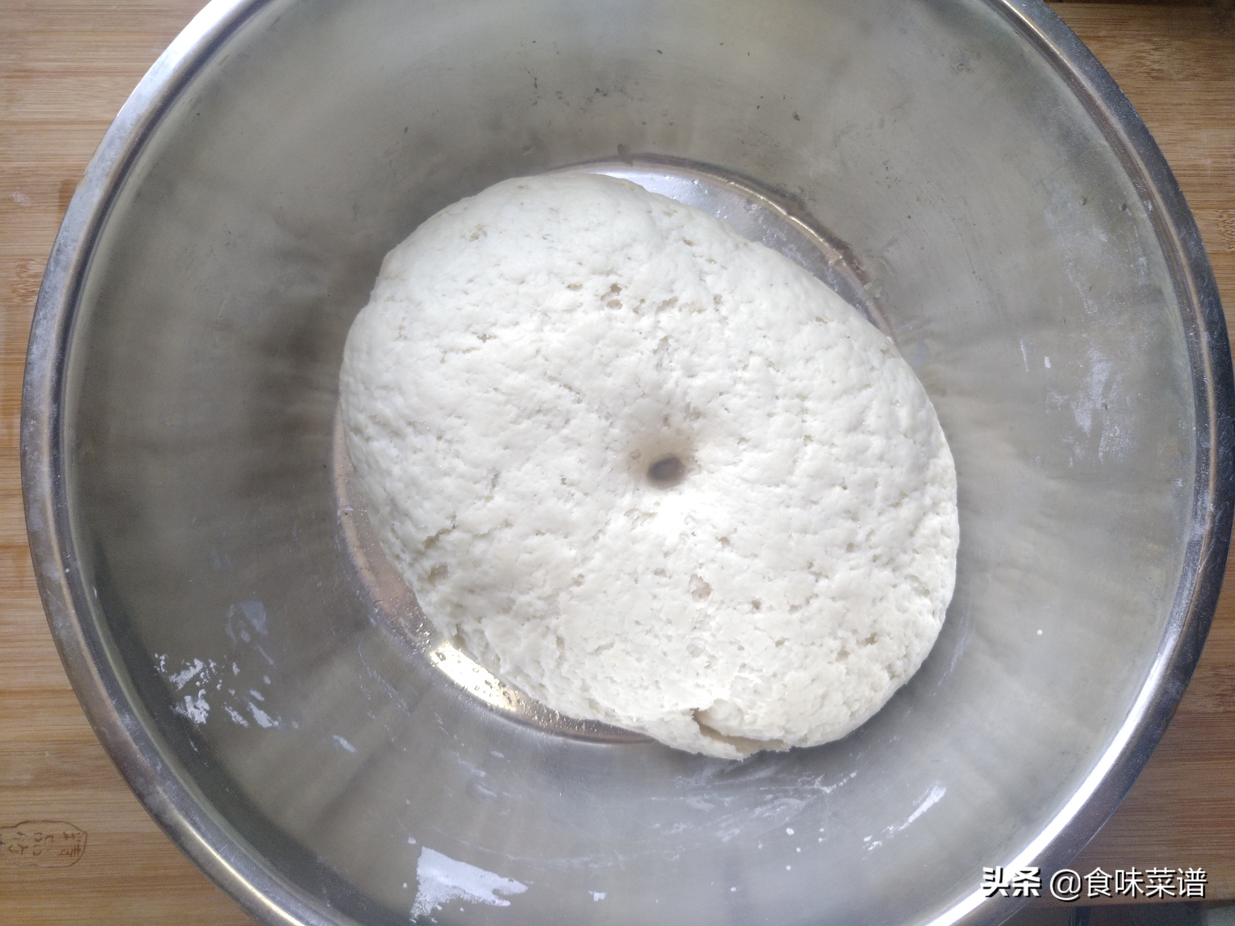 教你白菜肉包子的做法,皮薄馅大,上锅蒸记住这一步,松软不塌陷