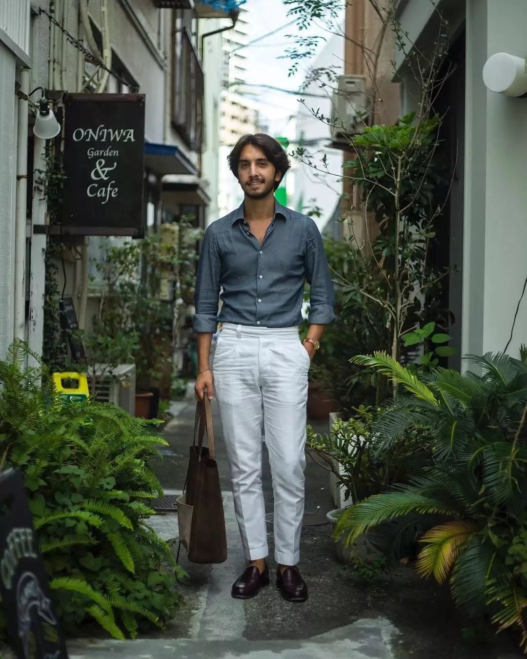 米白色裤子搭配什么颜色上衣,白色裤子怎么穿得干净