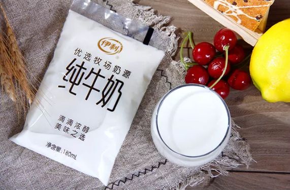 闪招客头条：网红“透明袋”牛奶背后，谁在撒谎？