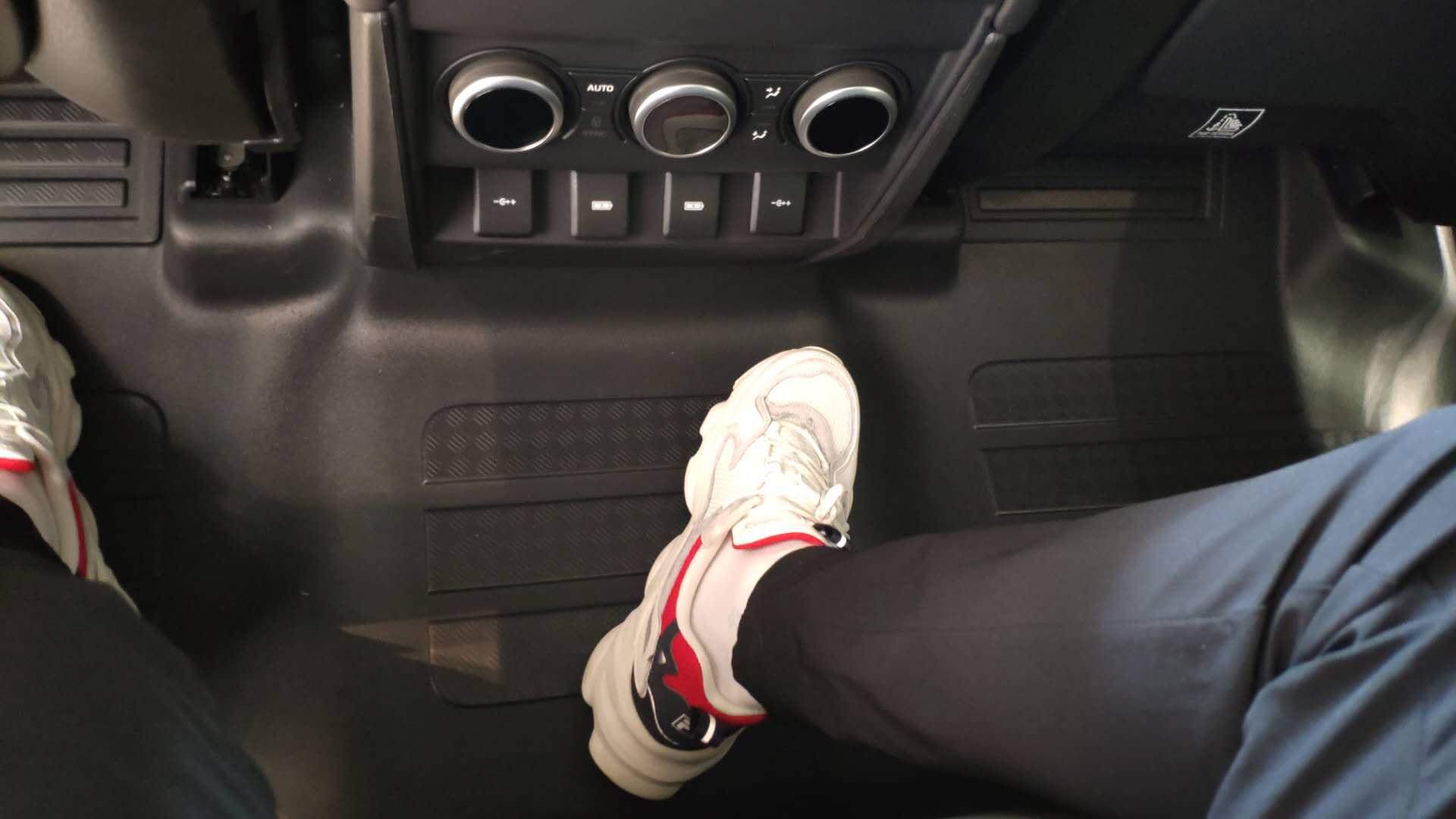 静态体验路虎卫士，外观内饰都气派，但后排空间真不大