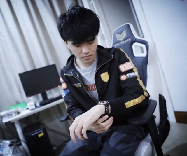 fpx送lv表,英雄联盟路易威登手表