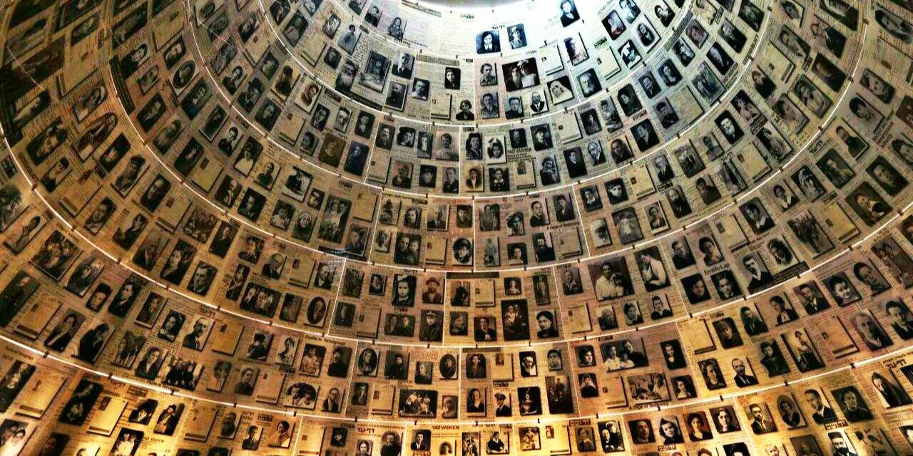 每节密封车厢塞两百犹太人，塞满两列火车，开向哪？当然是地狱