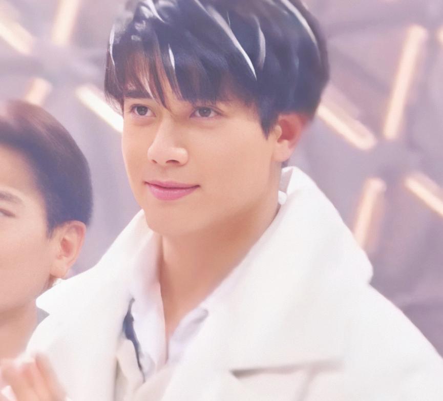 54岁李克勤为房贷被迫喝酒，携港姐嫩妻聚餐，透好声音不火原因