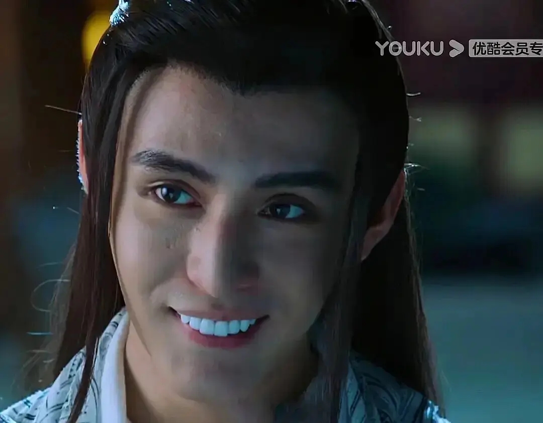 李佳琦牙齿是烤瓷牙吗,李佳琦以前和现在牙齿对比