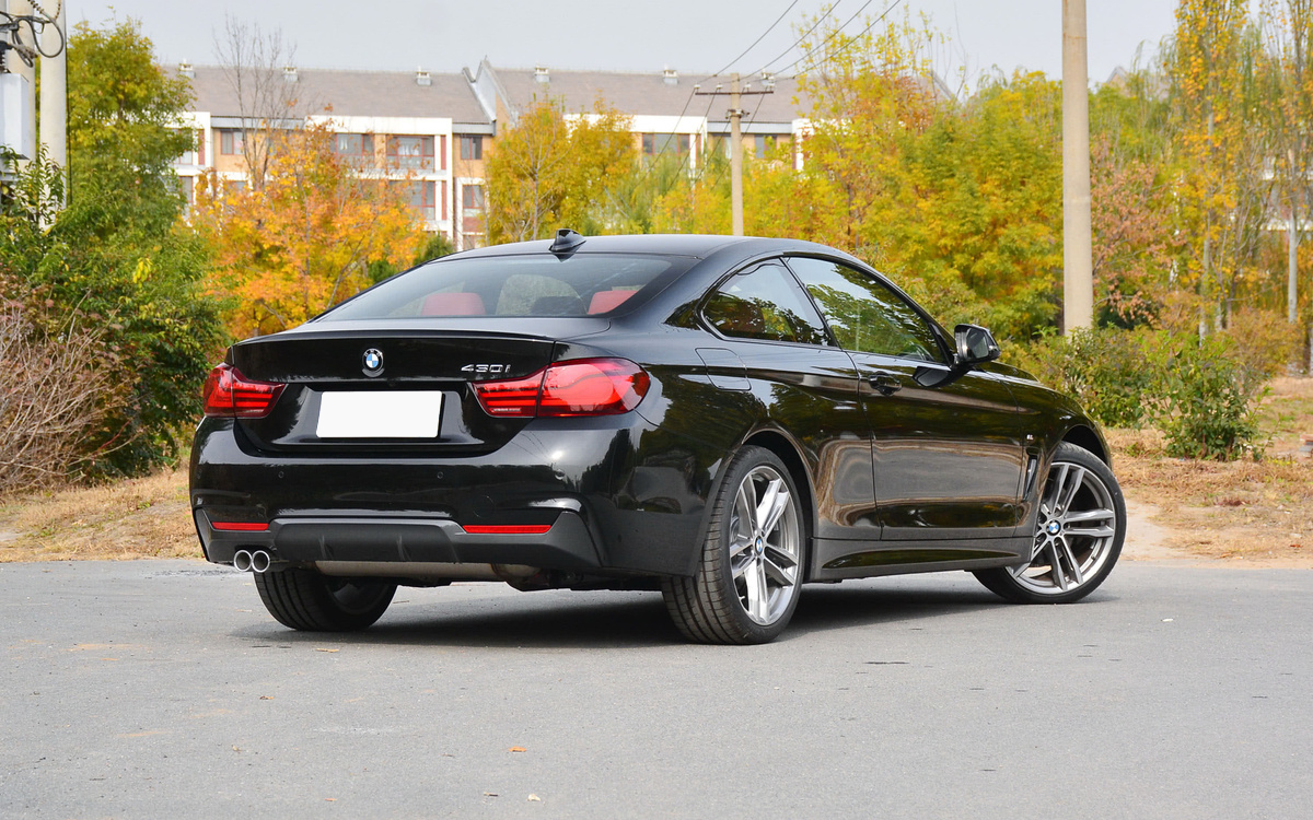 纯粹的“3系”，5.8s破百，配无框车门，原装进口还可选敞篷