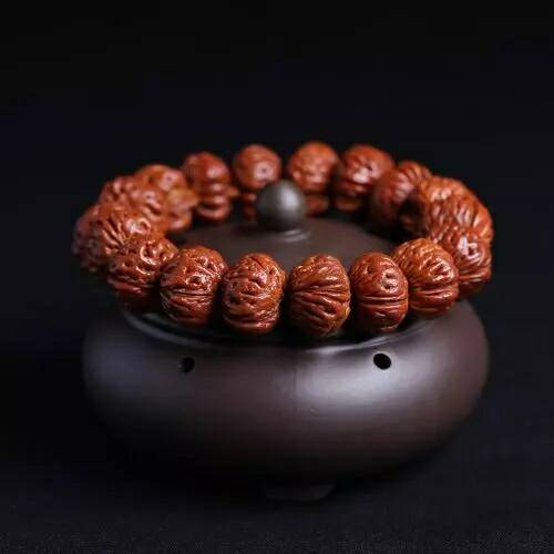 上坟辟邪手串戴哪个手,桃核辟邪的物件