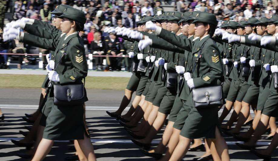 日本自卫队女兵为什么总挎着小包,日本陆上自卫队军用挎包