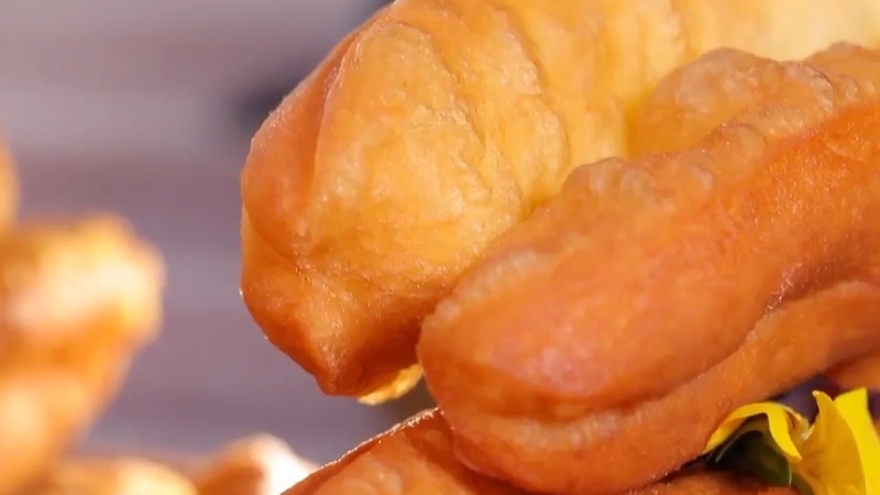 怎么在家炸油条才能不硬,当天快速炸油条最简单方法