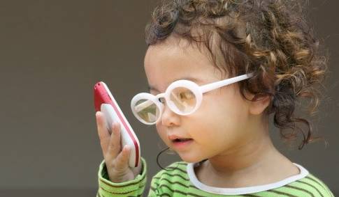 宝宝一直看手机怎么办,宝宝总爱看手机怎么办