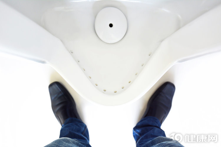为什么女生洗澡喜欢“站着排尿”？可能带来3个健康问题，别害羞