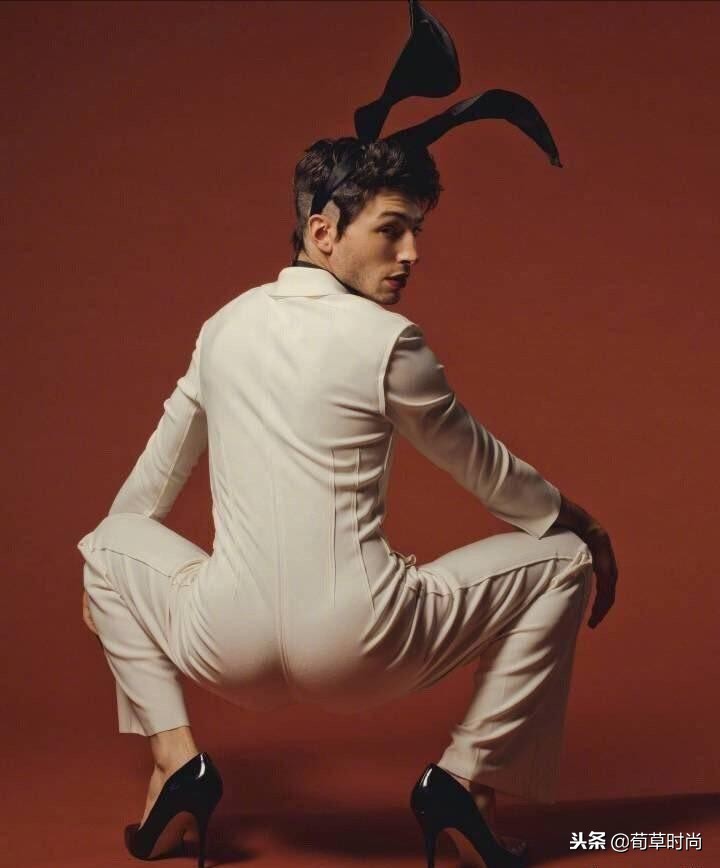 男人骚起来不管女人事!E妹踩高跟穿胸衣演绎性感,不料*袜丝**破了