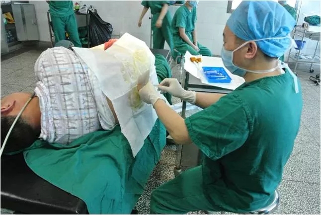 南昌市洪都中医院伍剑锷、张燕燕荣膺南昌市先进工作者称号