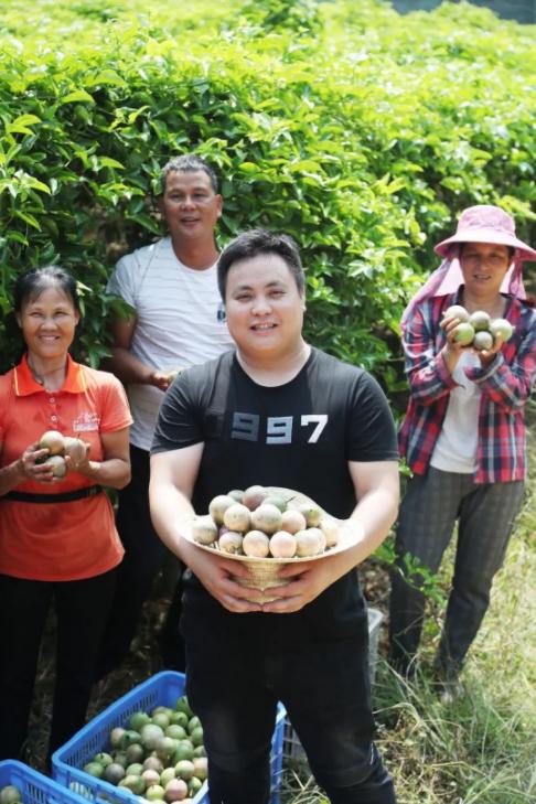 电商新农人逐梦乡村振兴大舞台,返乡新农人电商团队
